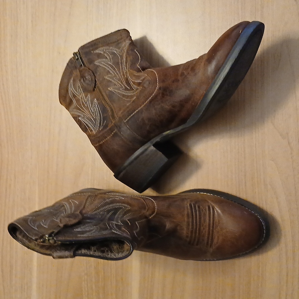 Ariat "Billie" Unbridled Distressed Leather Ankle Boots in Size 6.5B
